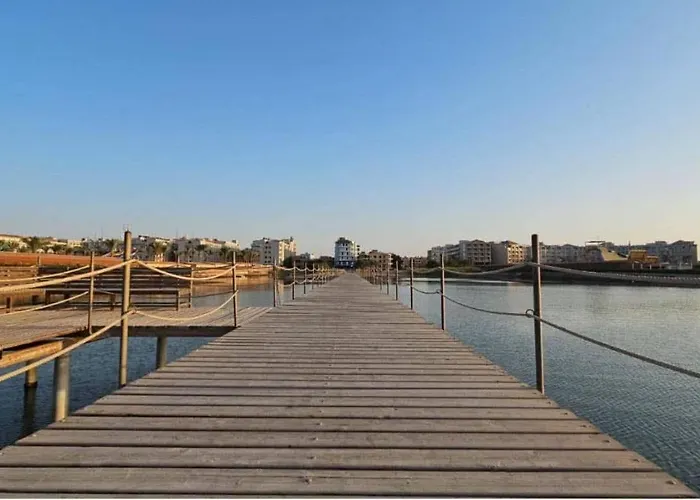 Luna Rossa Balkan Bench Al Ahyaa דירה